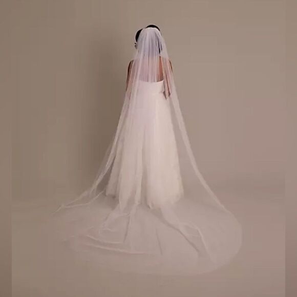 David’s Bridal • Raw hem chapel length white veil - Picture 1 of 8